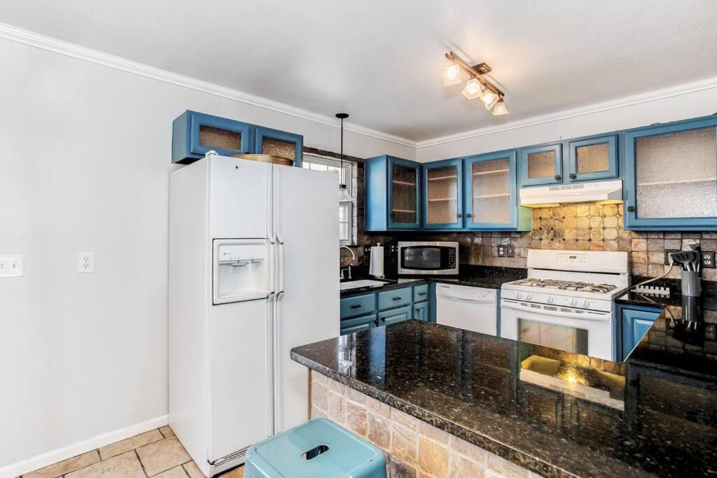 Wow! Spacious Retreat & Amazing Yard 2400+4Bd/3Bth Wichita Bagian luar foto